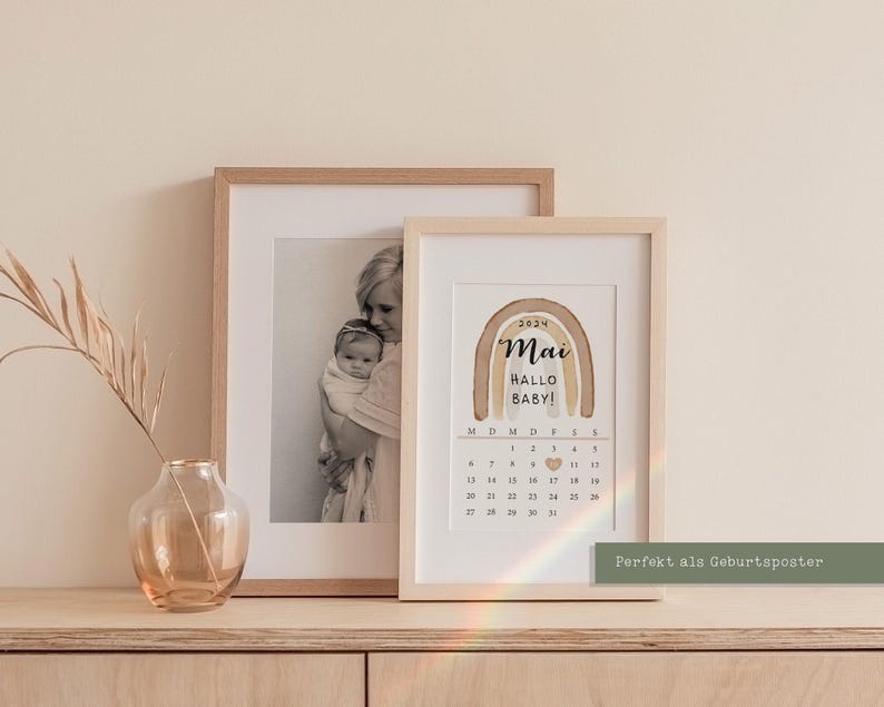 Zwei Ankündigungskarten mit dem Text Wir bekommen Zwillinge und Ihr werdet Urgroßeltern mit Regenbogen-Illustration und Kalender für November und Dezember. Die Karten liegen auf einem weichen Stoff und die Fotografie ist im Flat-Lay-Stil gehalten.