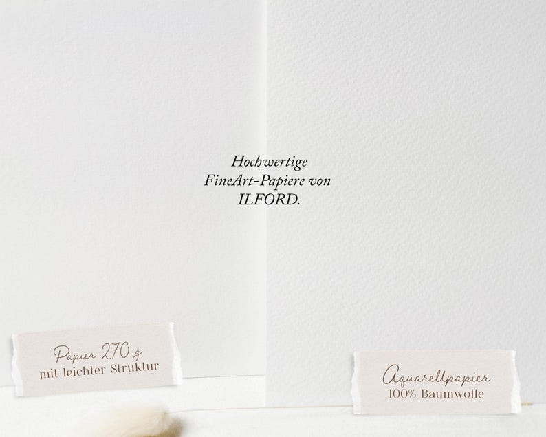 May include: Two sheets of white paper with different textures are displayed. Text on the image reads "Hochwertige FineArt-Papiere von ILFORD." A label reads "Papier 270 g mit leichter Struktur." Another label reads "Aquarellpapier 100% Baumwolle."