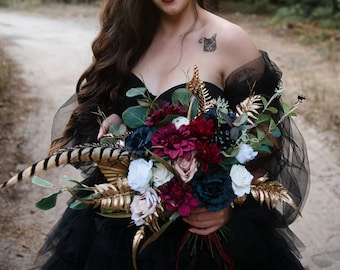 Black bridal bouquet Gothic bouquet Gothic wedding Gothic flowers Boho wedding bouquet Bouquet with feather Woodland bridal bouquet Greenery