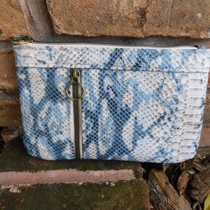CARTERA/BOLSA DE CUERO. Piel con relieve de serpiente, hecha a mano. Azul y tostado.