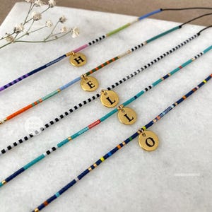 Pulsera de cuentas con letras doradas personalizadas de ENID, colgante inicial personalizado, joyería delicada y colorida, regalo divertido y pequeño de pulsera de amistad para parejas