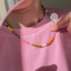 Collar de cuentas hecho a mano con estética de los 90 para amantes del estilo retro. Collar nostálgico con carta de colores de dibujos animados. Collar colorido con cuentas hecho a mano.