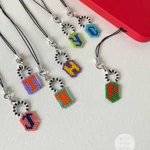 Dije de teléfono con inicial personalizable, dije de teléfono con letra pequeña personalizada, dijes delicados de cuentas gruesas y variadas con letras coloridas.