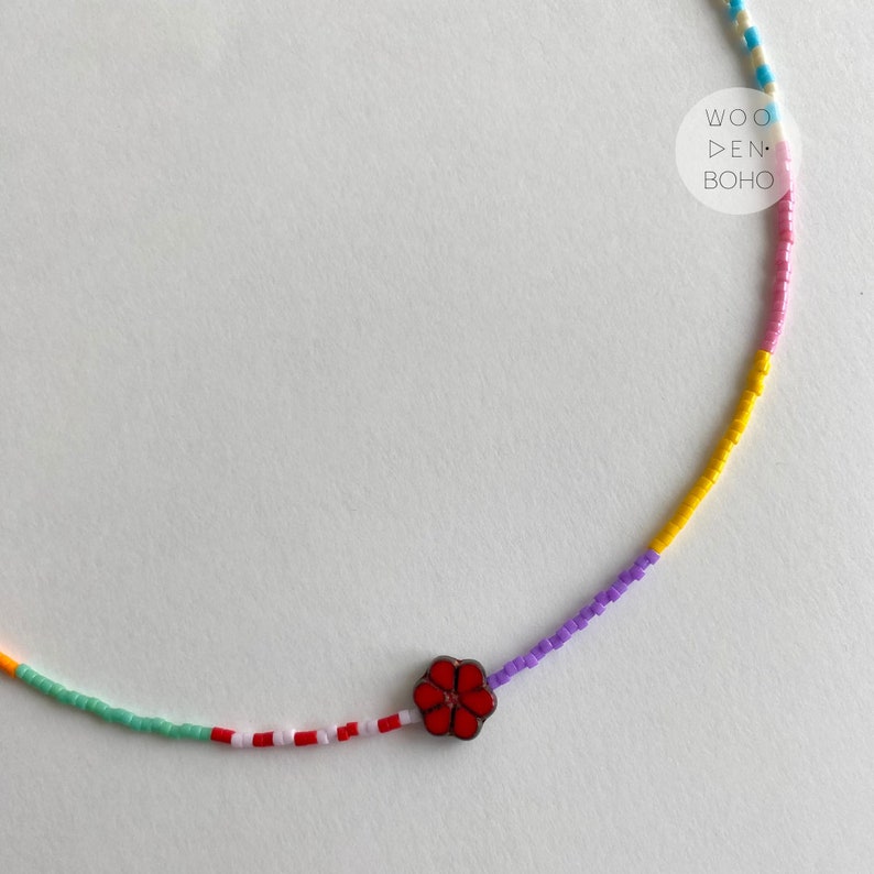 Red Flower Charm Handmade Beaded Necklace, Tiny Beaded Choker, Stylish Everyday Minimal Necklace gift for her zdjęcie 4