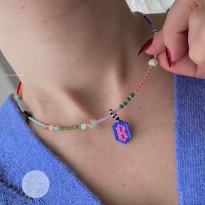 LYDIA Kundenspezifische erste Halskette Personalisierte Perle und Kristall Perlen Halskette Gold, Bunte Buchstaben Chunky Mixed Bead Zierliche Halskette