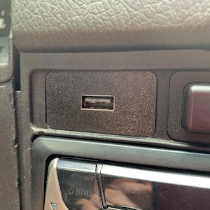 BMW E30 USB Port Plug & Play OEM+ Look 325i 318i M3 325e 83-91