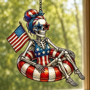 Könnte beinhalten: Eine dekorative Skelettfigur mit sternförmiger Sonnenbrille, patriotischem Badeanzug und einem rot-weiß-blauen Stirnband. Das Skelett sitzt in einem rot-weiß gestreiften Schwimmreifen und hält eine kleine amerikanische Flagge.