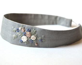 Lichtgrijze handgeborduurde handgemaakte hoofdband met bloemenboeket