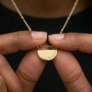 Collier Or Demi - Collar Amour grabado - Largo ajustable, chapado en oro de 18 quilates, artesanía ética de París