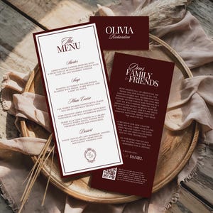 Puede incluir: Un conjunto de papeler&iacute;a de boda que incluye un men&uacute; blanco con bordes y texto en rojo oscuro, una tarjeta de agradecimiento en rojo oscuro con texto blanco y una peque&ntilde;a tarjeta de nombre en rojo oscuro. El men&uacute; detalla platos y un logo.