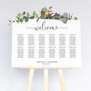 Puede incluir: Un diagrama de asientos de boda blanco con texto negro. El diagrama enumera las mesas del 1 al 12 con los nombres de los invitados para cada mesa. La parte inferior del diagrama dice "Madison & Brandon 10.05.2021".