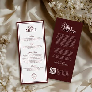 Puede incluir: Dos tarjetas rectangulares de papeler&iacute;a de boda con un borde burdeos profundo y centro blanco. Una tarjeta muestra un men&uacute; con platos, mientras que la otra presenta una nota de agradecimiento a familiares y amigos, firmada por Bianca y Daniel.