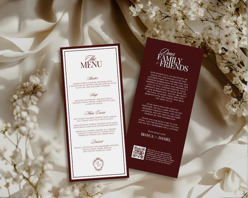 Puede incluir: Dos tarjetas rectangulares de papeler&iacute;a de boda con un borde burdeos profundo y centro blanco. Una tarjeta muestra un men&uacute; con platos, mientras que la otra presenta una nota de agradecimiento a familiares y amigos, firmada por Bianca y Daniel.