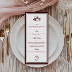 Puede incluir: Una tarjeta de men&uacute; rectangular con un borde rojo oscuro y fondo blanco, que presenta el texto The Menu, Starters, Soup, Main Course y Dessert. La tarjeta est&aacute; centrada en un plato blanco con tenedores, un cuchillo y una cuchara dorados.
