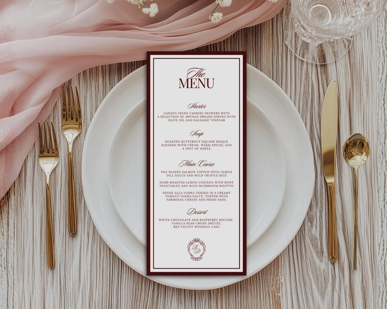 Puede incluir: Una tarjeta de men&uacute; rectangular con un borde rojo oscuro y fondo blanco, que presenta el texto The Menu, Starters, Soup, Main Course y Dessert. La tarjeta est&aacute; centrada en un plato blanco con tenedores, un cuchillo y una cuchara dorados.