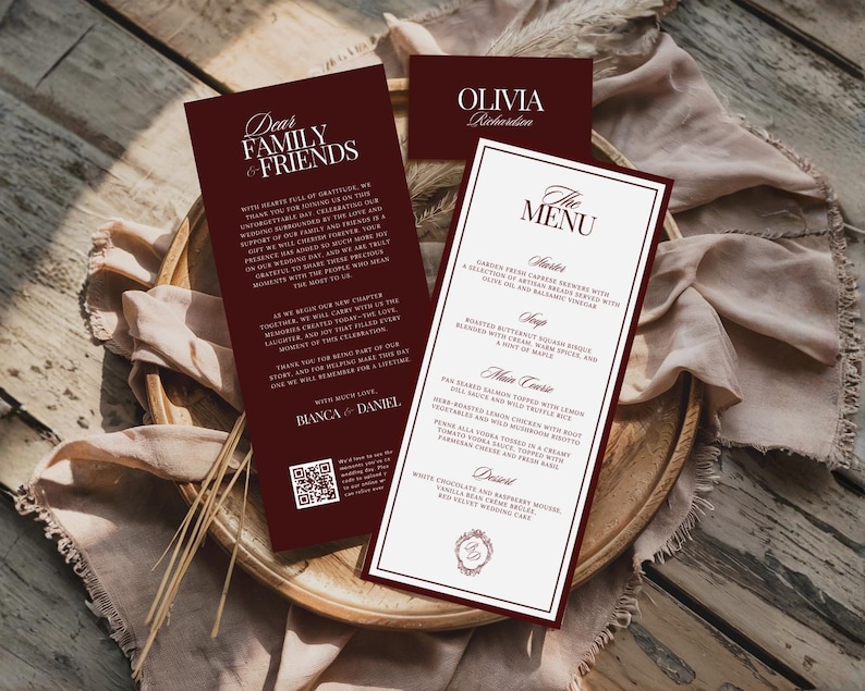 Puede incluir: Un conjunto de papeler&iacute;a de boda en color burdeos profundo que incluye una tarjeta de agradecimiento alta con texto blanco, un men&uacute; a juego con texto blanco y una peque&ntilde;a tarjeta de nombre con el texto Olivia Richardson, con tipograf&iacute;a elegante y un c&oacute;digo QR.