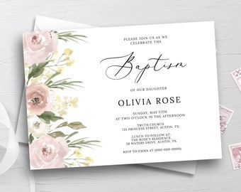 Op de afbeelding: Een bloemige doop uitnodiging met een roze en wit aquarel bloemenontwerp. De uitnodiging luidt: "We nodigen u uit om samen met ons de doop van onze dochter Olivia Rose te vieren. Zondag 17 mei om 14:00 uur. Truth Church, 725 Princess Street, Austin, TX. Aansluitend lunch bij: The Rose's Residence, 58 Waters Drive, Austin, TX. RSVP aan Emma via (000-000-0000)"