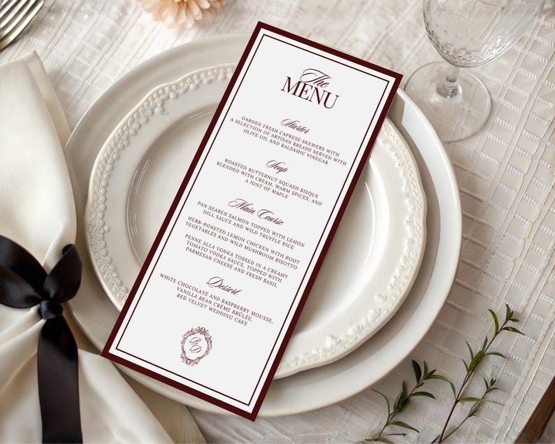 Puede incluir: Una tarjeta de men&uacute; alta y rectangular con un borde burdeos oscuro y fondo blanco. El texto dice THE MENU, seguido de secciones para Starter, Soup, Main Course y Dessert, con varios platos y un peque&ntilde;o monograma circular en la parte inferior.