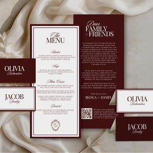Puede incluir: Un conjunto de papeler&iacute;a de boda con una tarjeta de men&uacute;, una nota de agradecimiento y cuatro tarjetas de nombre en color burdeos intenso y blanco. El men&uacute; enumera platos de entrada, sopa, plato principal y postre. Incluye un c&oacute;digo QR.