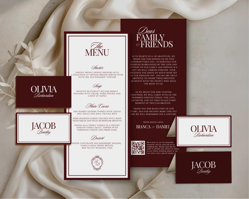 Puede incluir: Un conjunto de papeler&iacute;a de boda con una tarjeta de men&uacute;, una nota de agradecimiento y cuatro tarjetas de nombre en color burdeos intenso y blanco. El men&uacute; enumera platos de entrada, sopa, plato principal y postre. Incluye un c&oacute;digo QR.