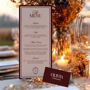 Puede incluir: Una tarjeta de men&uacute; alta y rectangular con bordes de color rojo oscuro y texto en negro, que presenta el t&iacute;tulo THE MENU, seguido de secciones para Starter, Soup, Main Course y Dessert. Una peque&ntilde;a tarjeta de lugar roja muestra el nombre OLIVIA Richardson.