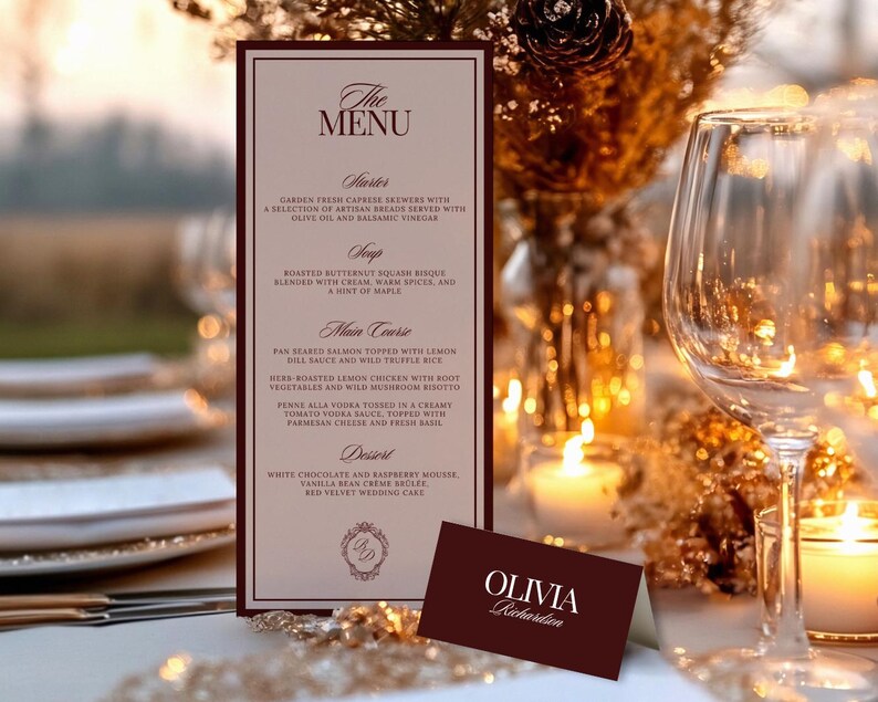 Puede incluir: Una tarjeta de men&uacute; alta y rectangular con bordes de color rojo oscuro y texto en negro, que presenta el t&iacute;tulo THE MENU, seguido de secciones para Starter, Soup, Main Course y Dessert. Una peque&ntilde;a tarjeta de lugar roja muestra el nombre OLIVIA Richardson.