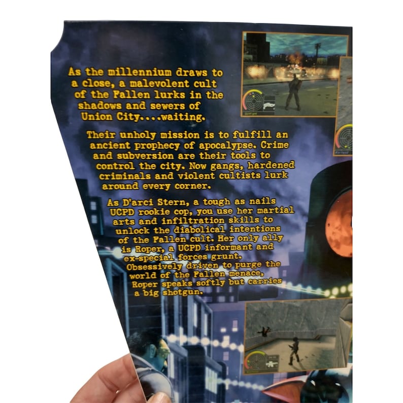 Pu&ograve; includere: Un primo piano della copertina di una scatola di videogiochi con uno sfondo blu scuro e testo giallo. Il testo recita "Mentre il millennio volge al termine, un culto malvagio dei Caduti si nasconde nelle ombre e nelle fogne di Union City...in attesa." L'immagine presenta anche uno screenshot del gioco, che mostra un personaggio in un vicolo buio.