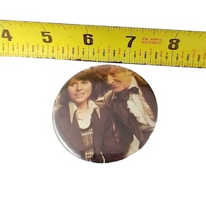 Botón pinback de Doctor Who antiguo de Jon Pertwee, Sarah Jane Smith y Elisabeth Sladen