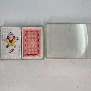 80er Jahre Vintage Poker Black Jack Spielkarten Versiegelt und Klaretui Made in Hong Kong New Old Stock Ungeöffnet.
