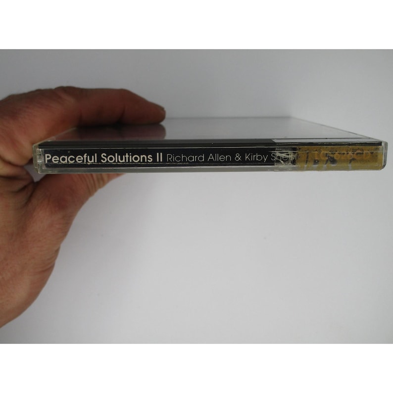 Pu&ograve; includere: Primo piano di una custodia per CD con il titolo "Peaceful Solutions II" di Richard Allen & Kirby Shaw.