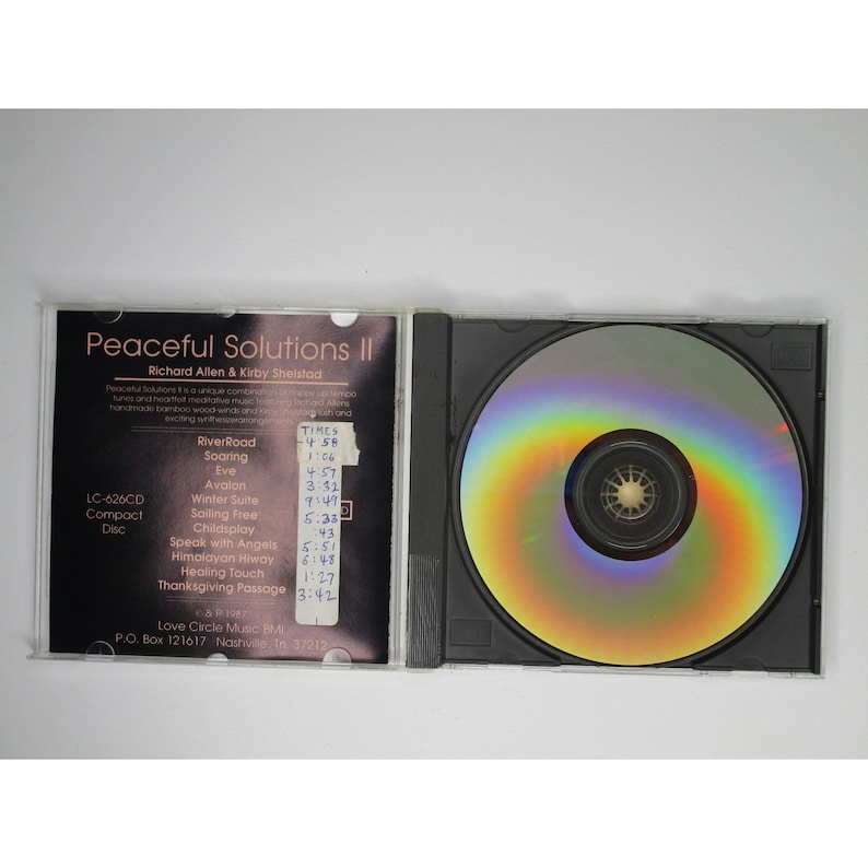 Pu&ograve; includere: Una custodia per CD compatta con un disco argentato all'interno. La custodia &egrave; nera e ha un'etichetta bianca con il titolo "Peaceful Solutions II" di Richard Allen & Kirby Shelstod. La lista dei brani include "RiverRoad", "Soaring", "Eve", "Avalon", "Winter Suite", "Sailing Free", "Childsplay", "Speak with Angels", "Himalayan Highway", "Healing Touch" e "Thanksgiving Passage".
