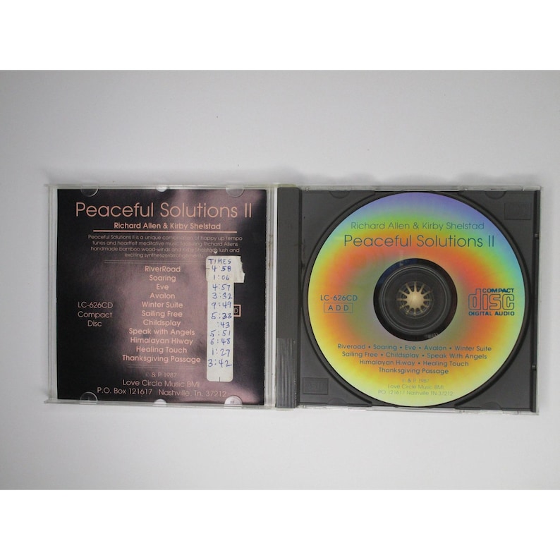Pu&ograve; includere: Una custodia per CD con sfondo nero e un'etichetta bianca. L'etichetta riporta il titolo "Peaceful Solutions II" e i nomi "Richard Allen & Kirby Shelstad". La custodia per CD include anche un elenco di canzoni e i loro tempi.