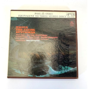 Puede incluir: Cinta estéreo Angel Records vintage de "El holandés errante" de Wagner. La portada del álbum presenta una ilustración oscura de una figura en una tormenta. El texto incluye el título, el elenco y el director Otto Klemperer. La cinta equivale a tres discos estéreo.