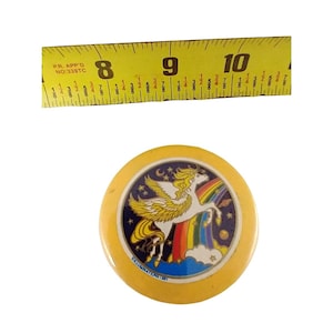 Épingle vintage psychédélique arc-en-ciel blonde pégase jaune illuminations épinglette