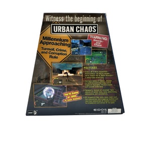 Pu&ograve; includere: Una custodia per videogiochi per Urban Chaos, uno sparatutto in prima persona ambientato in una citt&agrave; futuristica. La custodia presenta uno sfondo blu scuro con una vista della citt&agrave; e un avvertimento che recita "Disordine e Caos". Il gioco &egrave; classificato "T" per Teen. La scatola presenta anche una citazione dalla rivista PC Gamer, "Top 10 Game of 1999".