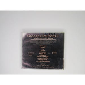 Pu&ograve; includere: Una custodia per CD in bianco e nero con il titolo "Peaceful Solutions II" di Richard Allen & Kirby Shelstad. La custodia elenca le canzoni sul CD: RiverRoad, Soaring, Eve, Avalon, Winter Suite, Sailing Free, Childsplay, Speak with Angels, Himalayan Hiway, Healing Touch e Thanksgiving Passage. La custodia include anche le informazioni sul copyright: &copy; & P 1987 Love Circle Music BMI P.O. Box 121617 Nashville, Tn. 37212.