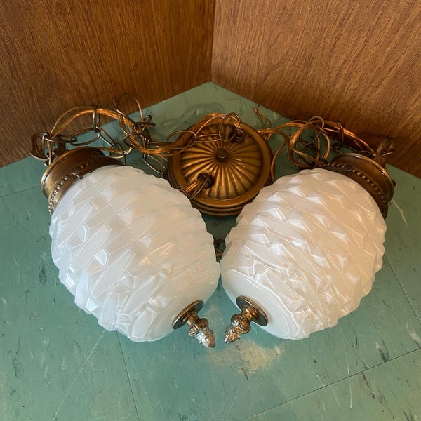 Lámpara colgante vintage de doble luz de cristal blanco con diseño de colmena para baño, con colgantes dorados MCM.