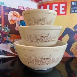 Vintage Pyrex bowls Mushroom forest fancies Nesting Mixing Bowl Set of 3 - 401,402,403