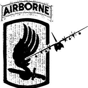 Op de afbeelding: Zwart-witte illustratie van een gevleugelde figuur met een vliegtuig dat erboven vliegt. De afbeelding is omgeven door een witte rand met het woord "AIRBORNE" in zwarte letters.