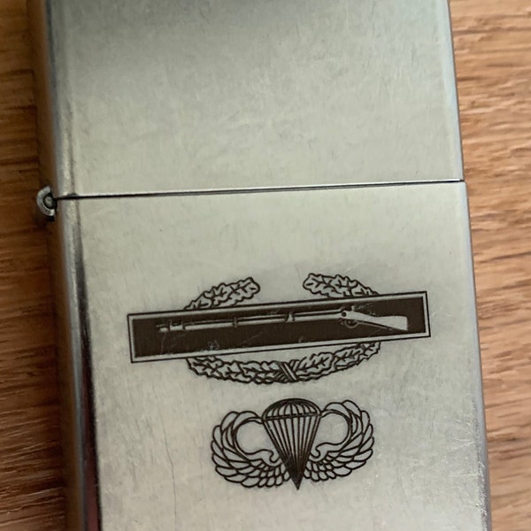 Encendedor Zippo grabado con CIB y alas de paracaidista