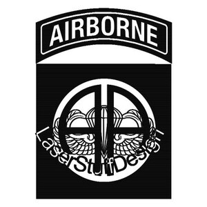 Op de afbeelding: Zwart-wit grafisch ontwerp met het woord "AIRBORNE" in een rechthoekige banner. Daaronder een cirkelvormig embleem met de letters "AA" en een parachute-ontwerp, met de woorden "Laser Stuff Design" rond de cirkel.