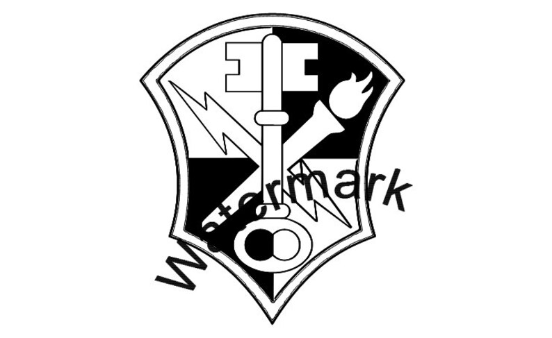 Może przedstawiać: Czarno-biała ilustracja tarczy z kluczem, błyskawicą i pochodnią w środku. Na tarczy widnieje napis "remarkable".