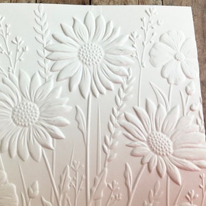 Gänseblümchen Gartenblumen, geprägt auf weißem Karton, texturierte Kartenvorderseiten für DIY-Kartenherstellung, Scrapbooking-Hintergrund, Geschenkanhänger, Ephemera