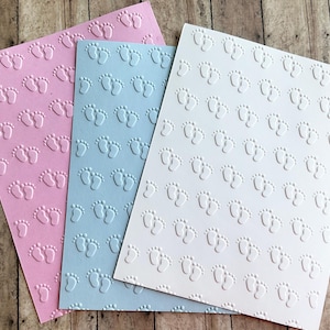 3D babyvoetafdrukken reliëfachtergrond op wit 110 lb karton, 65 lb roze of blauwe kaartfronten, pasgeboren scrapbooking, rommeljournaal