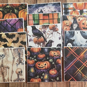Puede incluir: Una colección de tarjetas cuadradas con diversas ilustraciones temáticas de Halloween, incluyendo calabazas, esqueletos, fantasmas, cuervos negros, murciélagos y patrones de cuadros abstractos en colores naranja, negro, morado y blanco.
