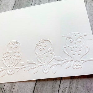 Las tarjetas con relieve de búho son perfectas para escribir una nota especial, un mensaje de agradecimiento, un mensaje de "Estoy pensando en ti", artículos de papelería creativos para escribir cartas o tarjetas de notas para amigos por correspondencia.