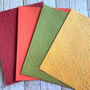 Revers de carte en relief feuille d'érable tombant, feuilles de papier cartonné texturé, bordure de cadre photo, haut de fabrication de cartes à faire soi-même, scrapbooking nature automnale, journal