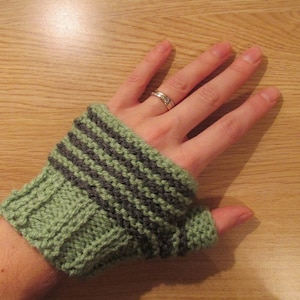 PDF Strickmuster – Leicht gestreifte Fingerlose Fäustlinge – Kurz und gemütlich – Einfaches Strickmuster – Sofortiger digitaler Download