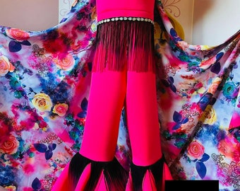 Tuta rosa shocking per ragazze da concorso di bellezza, tuta in neoprene con mantello, tuta rosa shocking personalizzata per ragazze da concorso, con balze, cinturino e frange