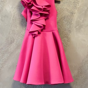 Robe d'interview rose fuchsia Robe de reconstitution historique à volants Robe de plongée en néoprène pour fille Pageant tenue décontractée pour filles Robe de cocktail de reconstitution historique personnalisée